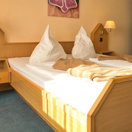 מיירסבורג Hotel Zum Lieben Augustin מראה חיצוני תמונה