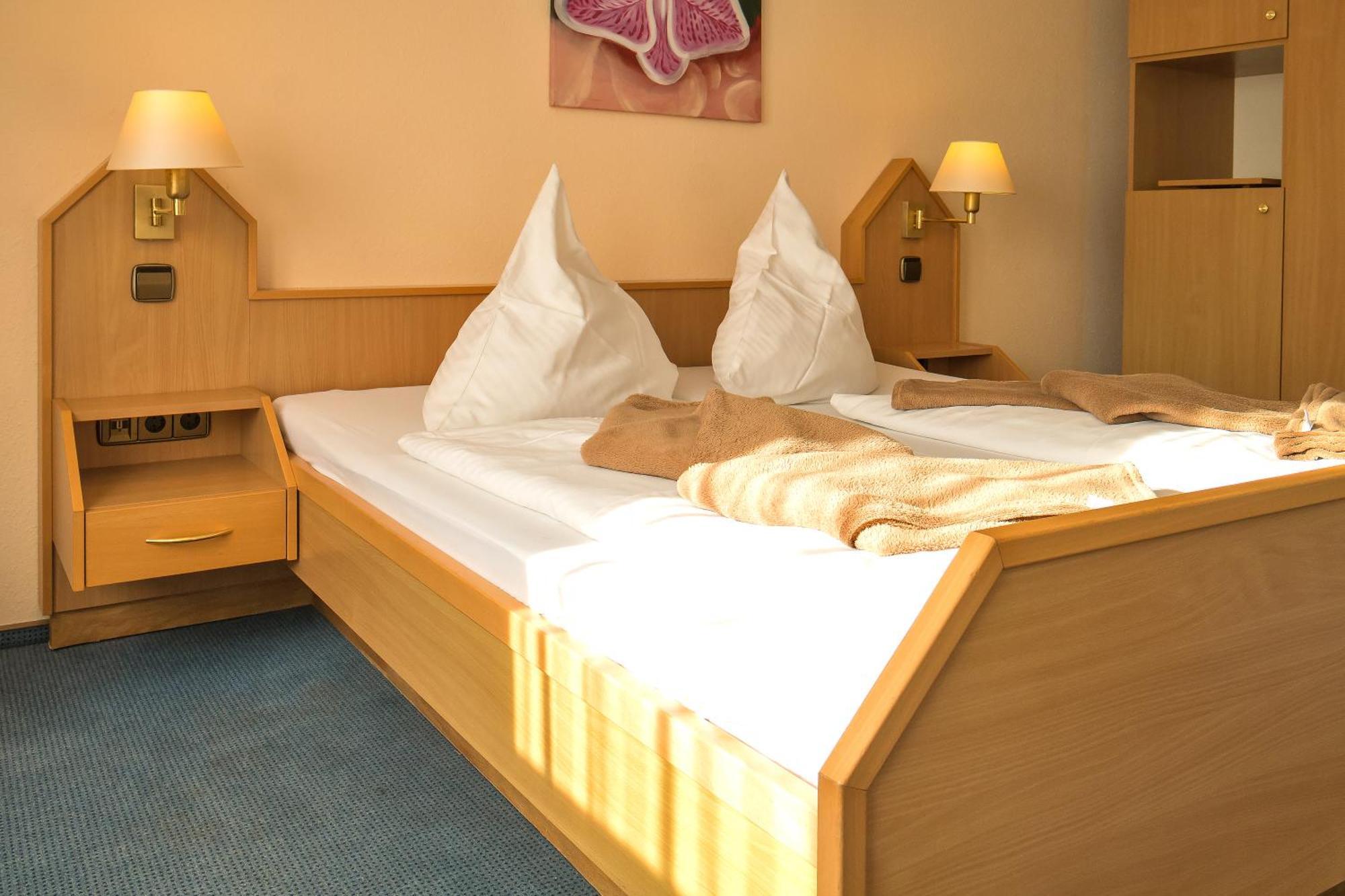 מיירסבורג Hotel Zum Lieben Augustin מראה חיצוני תמונה