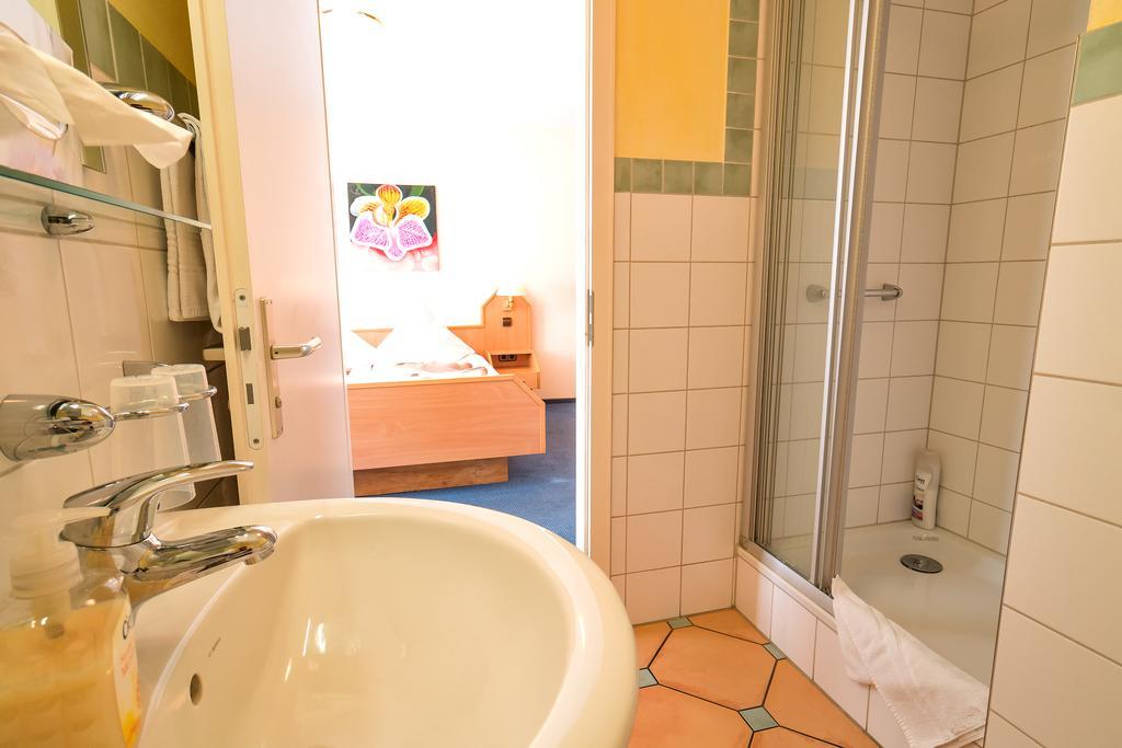 מיירסבורג Hotel Zum Lieben Augustin מראה חיצוני תמונה