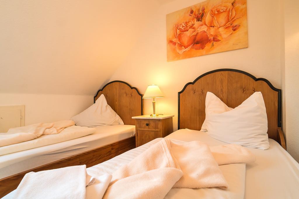 מיירסבורג Hotel Zum Lieben Augustin מראה חיצוני תמונה