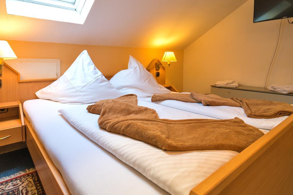 מיירסבורג Hotel Zum Lieben Augustin חדר תמונה