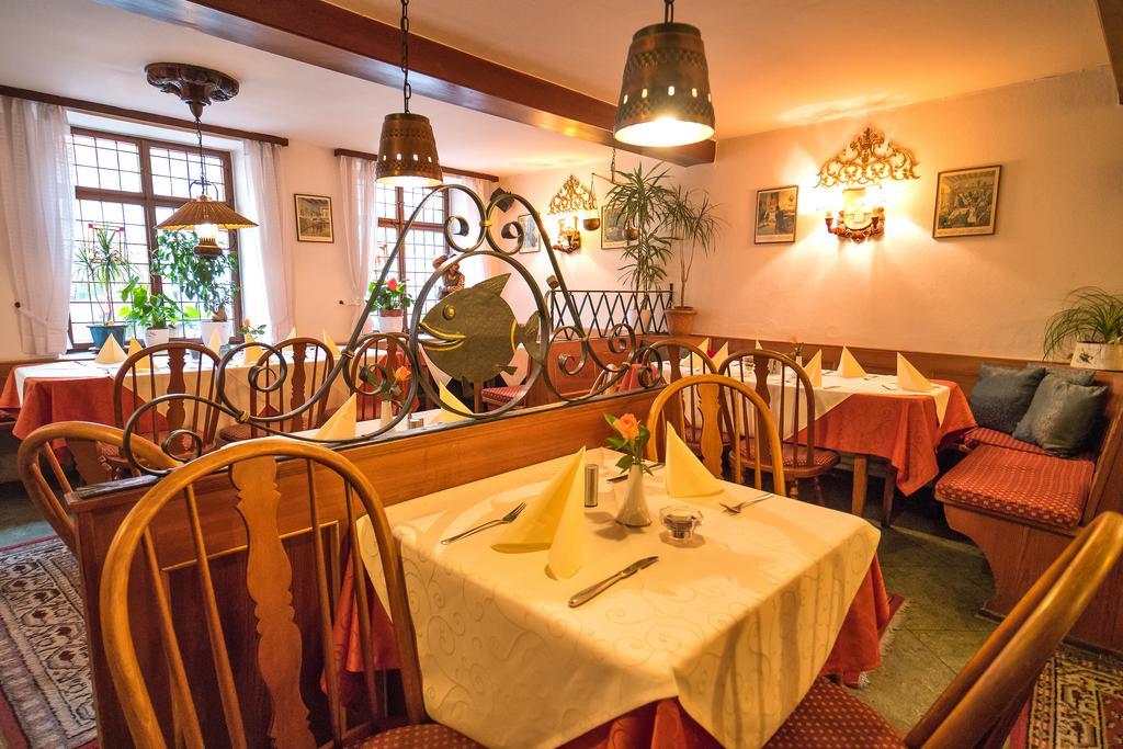 מיירסבורג Hotel Zum Lieben Augustin מראה חיצוני תמונה
