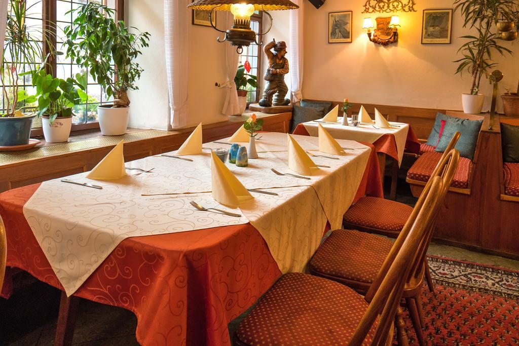 מיירסבורג Hotel Zum Lieben Augustin מראה חיצוני תמונה